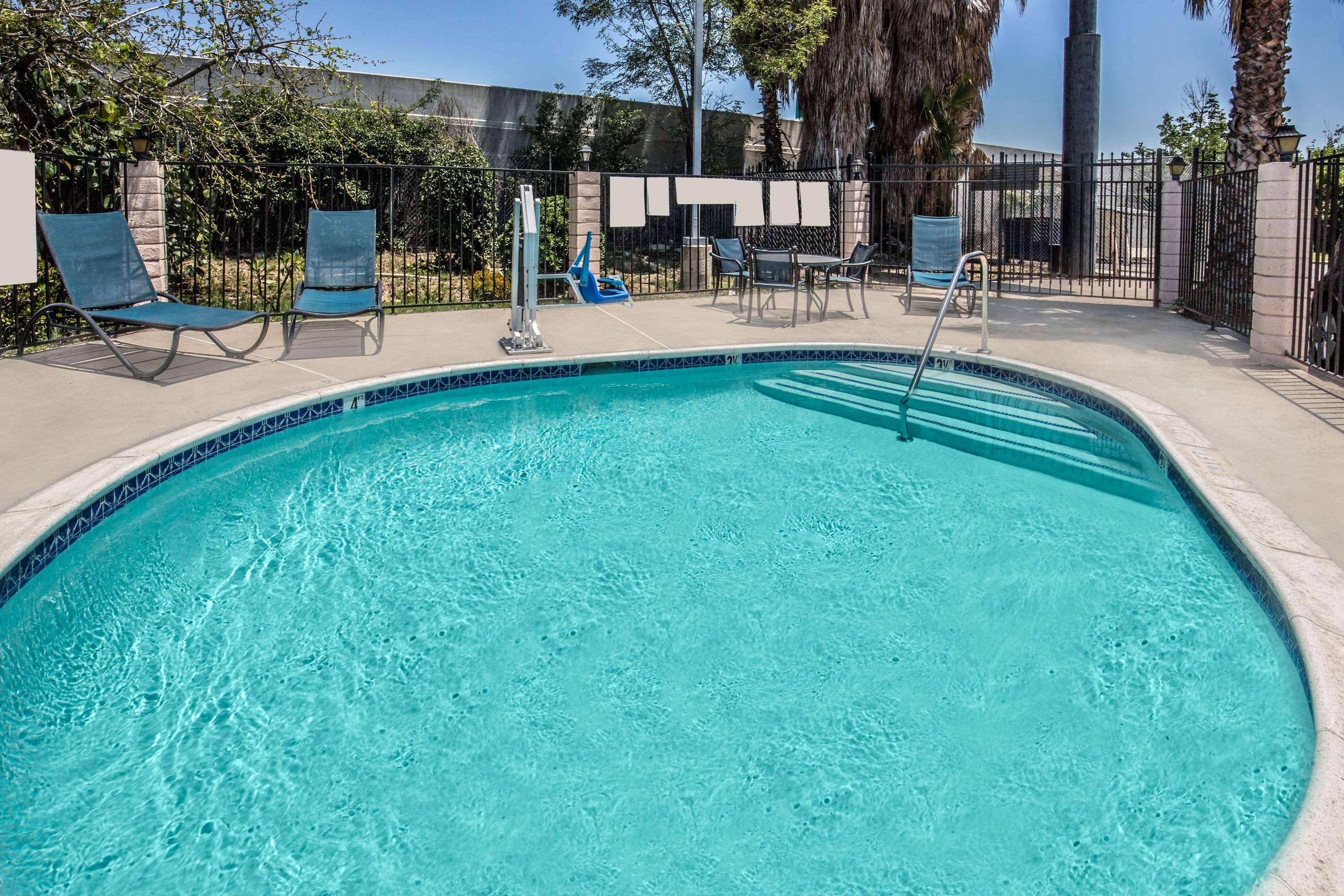 Days Inn By Wyndham Ontario Airport Zewnętrze zdjęcie