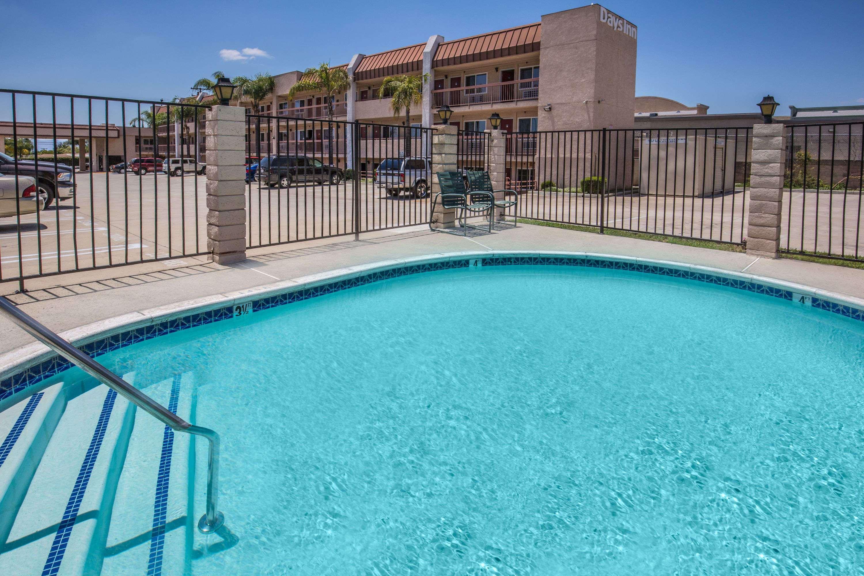 Days Inn By Wyndham Ontario Airport Zewnętrze zdjęcie