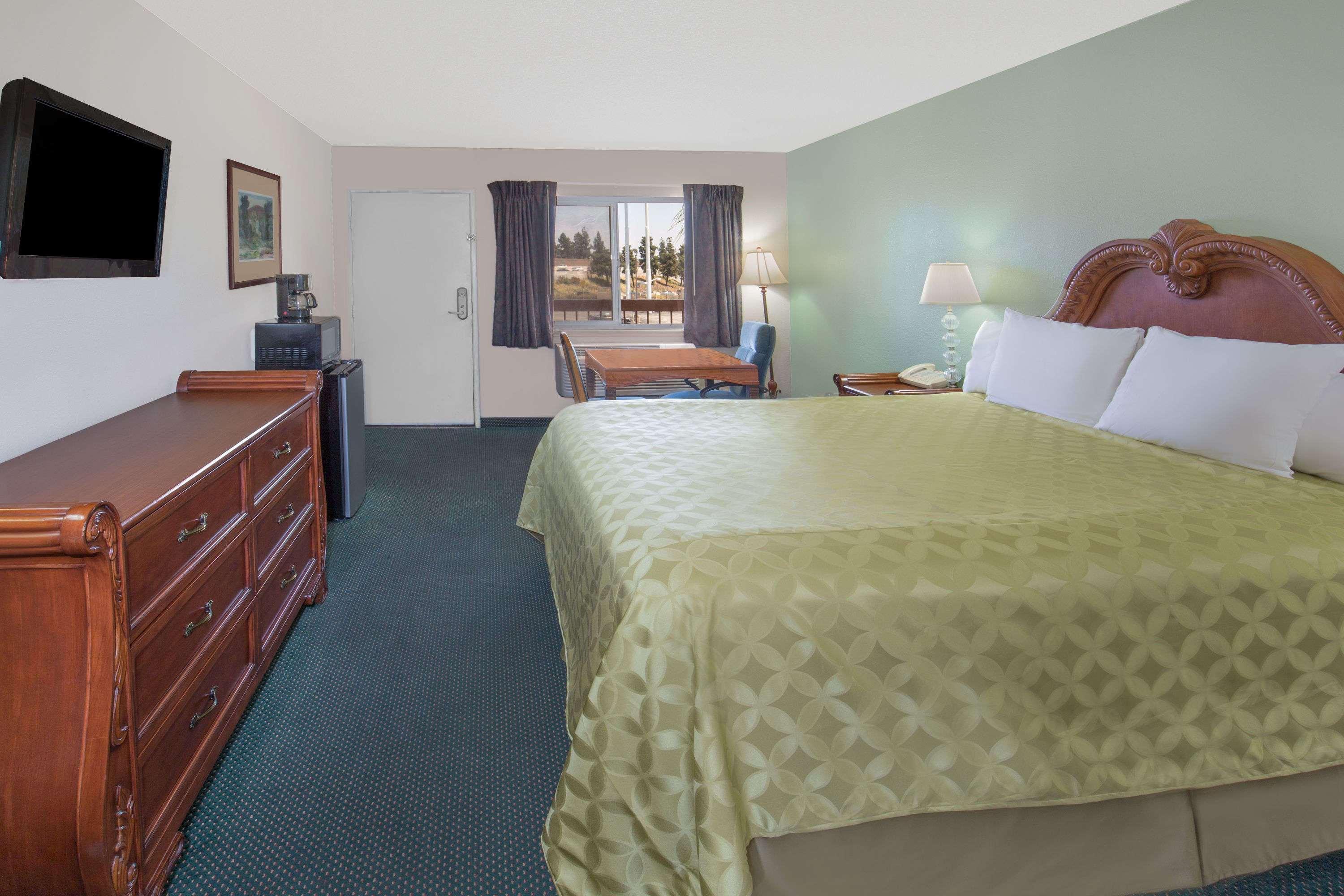 Days Inn By Wyndham Ontario Airport Zewnętrze zdjęcie