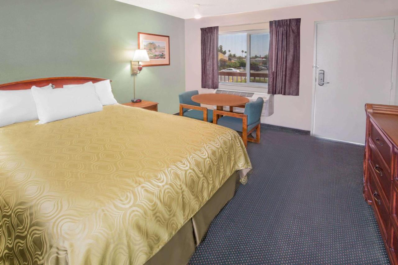 Days Inn By Wyndham Ontario Airport Zewnętrze zdjęcie