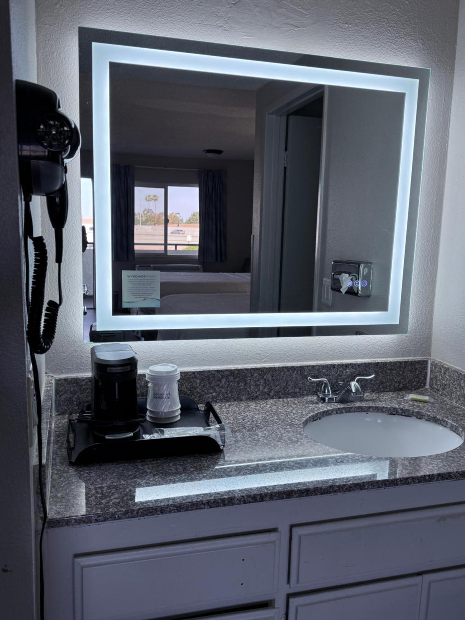 Days Inn By Wyndham Ontario Airport Zewnętrze zdjęcie